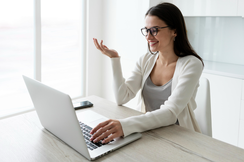 medium-shot-woman-working-with-laptop-home (1)