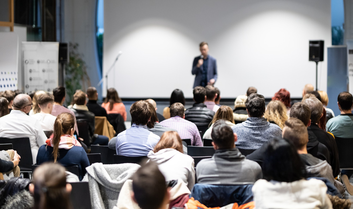 orador-dando-charla-sala-conferencias-audiencia-eventos-negocios-sala-conferencias